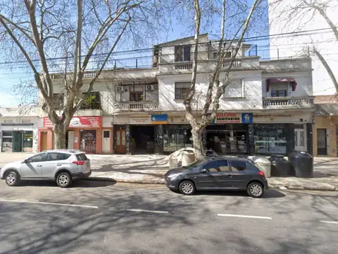 Depósito doble frente en Parque Chas sobre Avenida De Los Incas