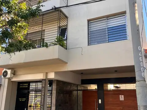 VENTA - DEPARTAMENTO 2 DORMITORIOS CON BALCON AL FRENTE, COCHERA INCLUIDA - REFINERIAS