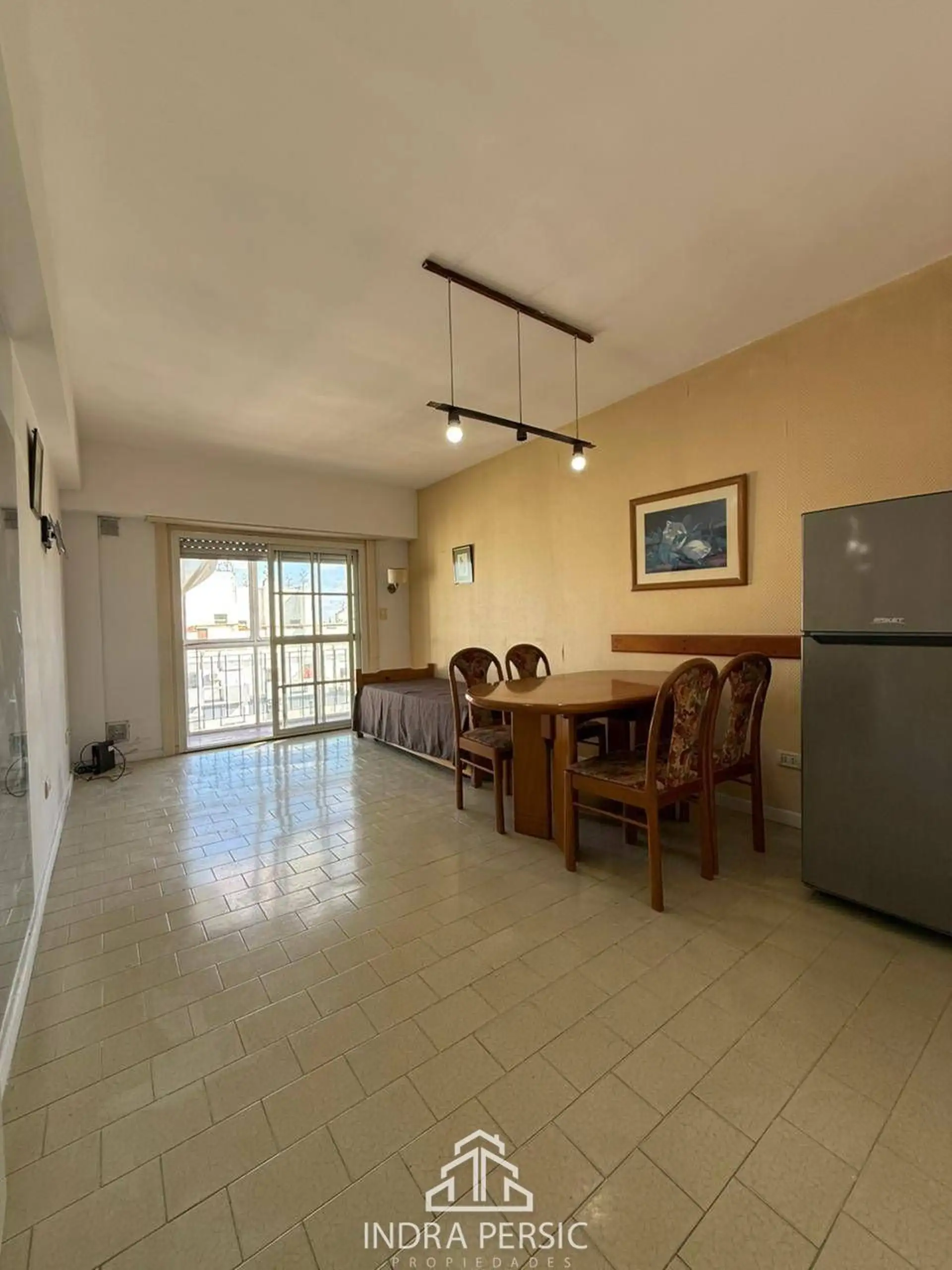 Venta departamento 2 ambientes con balcón cerrado - Plaza Mitre