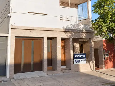 *MUY BUENA CASA PH DE 2 AMB. EN P.B. AL FRENTE *CON PATIO Y LAVADERO *REFACCIONADO A NUEVO 