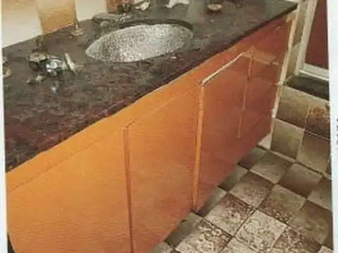 Casa en ph de 4 amb. con quincho, enorme patio y terraza propia