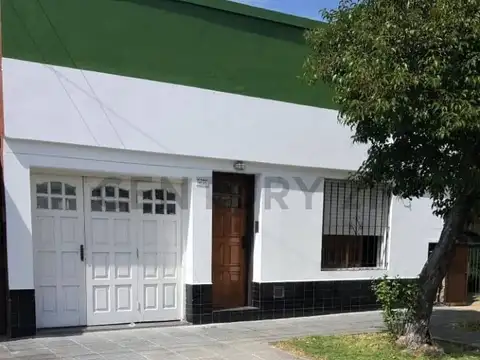 Impecable Casa en Bernal Oeste | 3 Ambientes con Terraza  y Cochera | Zona Residencial