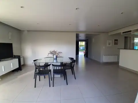 Casa en Alquiler con 2 cocheras