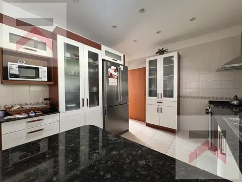 Casa 6 ambientes con 3 baños