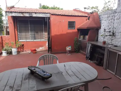 Casa de 4 amb. a reciclar con 2 baños garage y terraza. Lote de 8 x 17,73 mts. Posibilidad de seguir construyendo pisos!