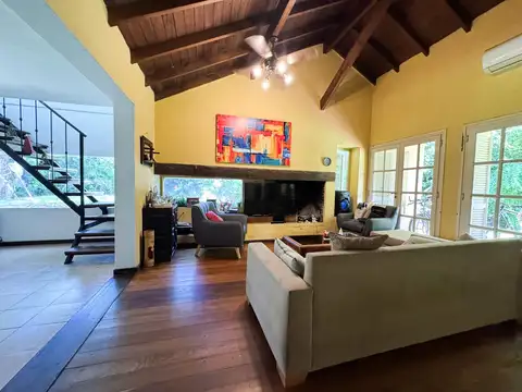 Casa en Alquiler con 2 cocheras