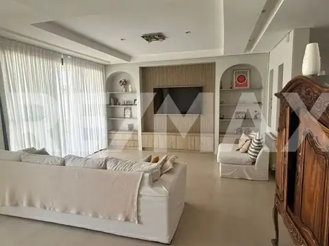 Casa en Venta con 4 cocheras