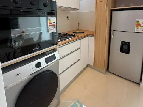 1 ambiente al lateral con balcón saliente