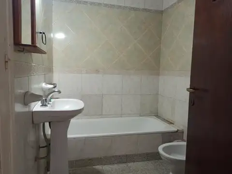 CASA 3 AMBIENTES AMPLIOS PLANTA ALTA BARRIO FATE