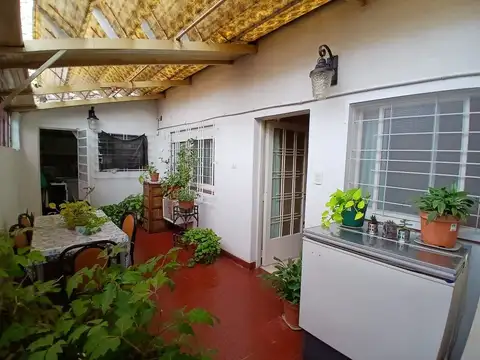 Casa 4 ambientes con 2 baños