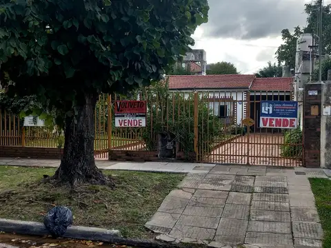 "CHALET EDIFICADO AL FONDO EN EXCELENTE ZONA RESIDENCIAL"