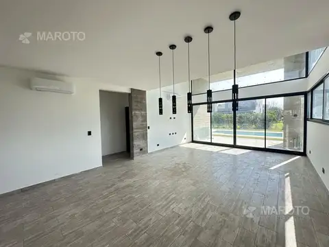 Casa 6 ambientes con 4 baños