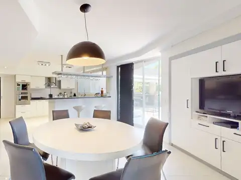 Casa en Venta con 4 cocheras