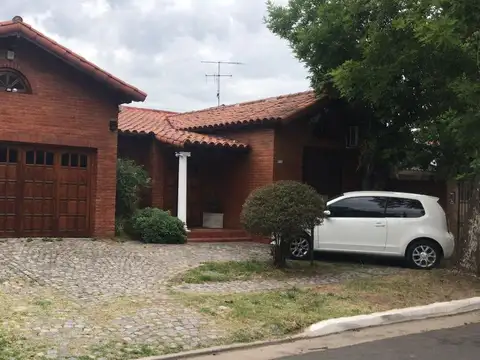 Casa en venta - 4 dormitorios 3 baños - cochera parrilla patio -600mts2 - Ciudad Evita