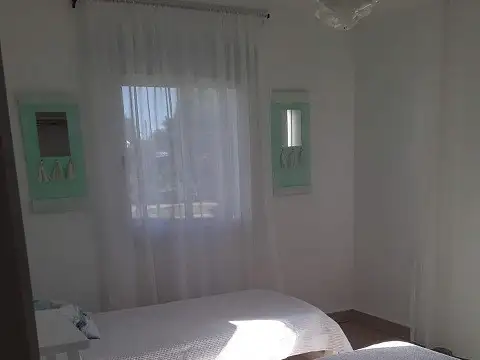 Excelete casa en barrio Las Lomas, tres dormitorios, uno en suite, dos baños. 4 Spilts, 2 tv smart