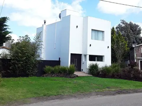 Excelete casa en barrio Las Lomas, tres dormitorios, uno en suite, dos baños. 4 Spilts, 2 tv smart 