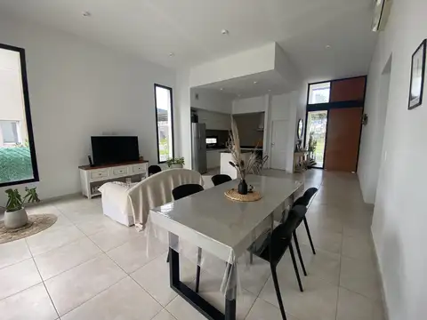 Casa en Venta 4 Ambientes en San Ramon - Pilar Del Este