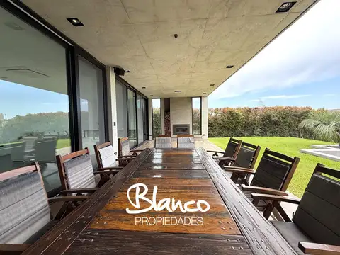 Casa en Alquiler con 2 cocheras