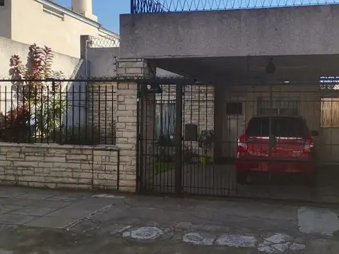 VENTA DE CASA TRES AMB CON COCHERA