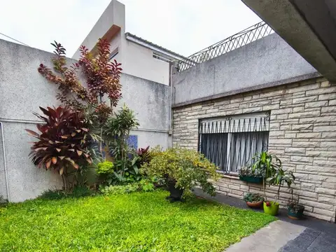 VENTA DE CASA TRES AMB CON COCHERA
