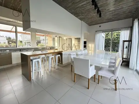Casa en Venta con 2 cocheras