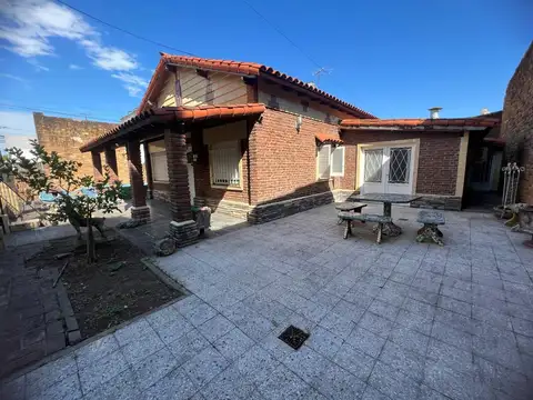 EN VENTA EN PALOMAR GRAN CHALET 3 DORMITORIOS SOBRE LOTE MUY AMPLIO DE 400M2 - FICHA 10252