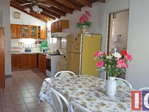 Casa 4 ambientes con 2 baños