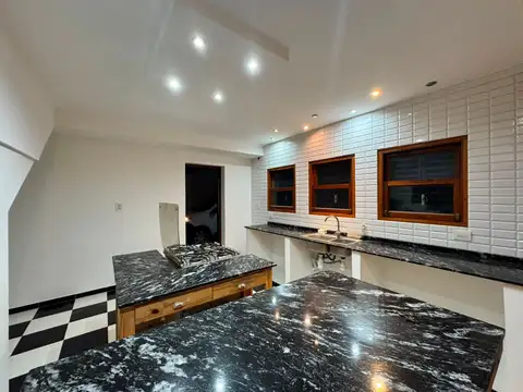 CASA EN VENTA 5 DORMITORIOS CON PARQUE