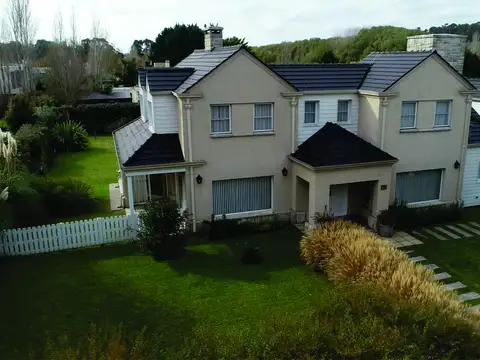 Importante Residencia en sector Los Pinos del barrio Privado Rumencó.