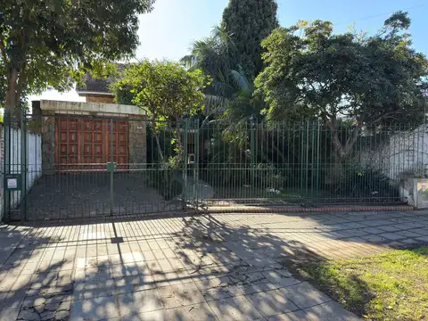 Venta Casa Don Bosco 4 ambientes, 3 dorm, 2 baños