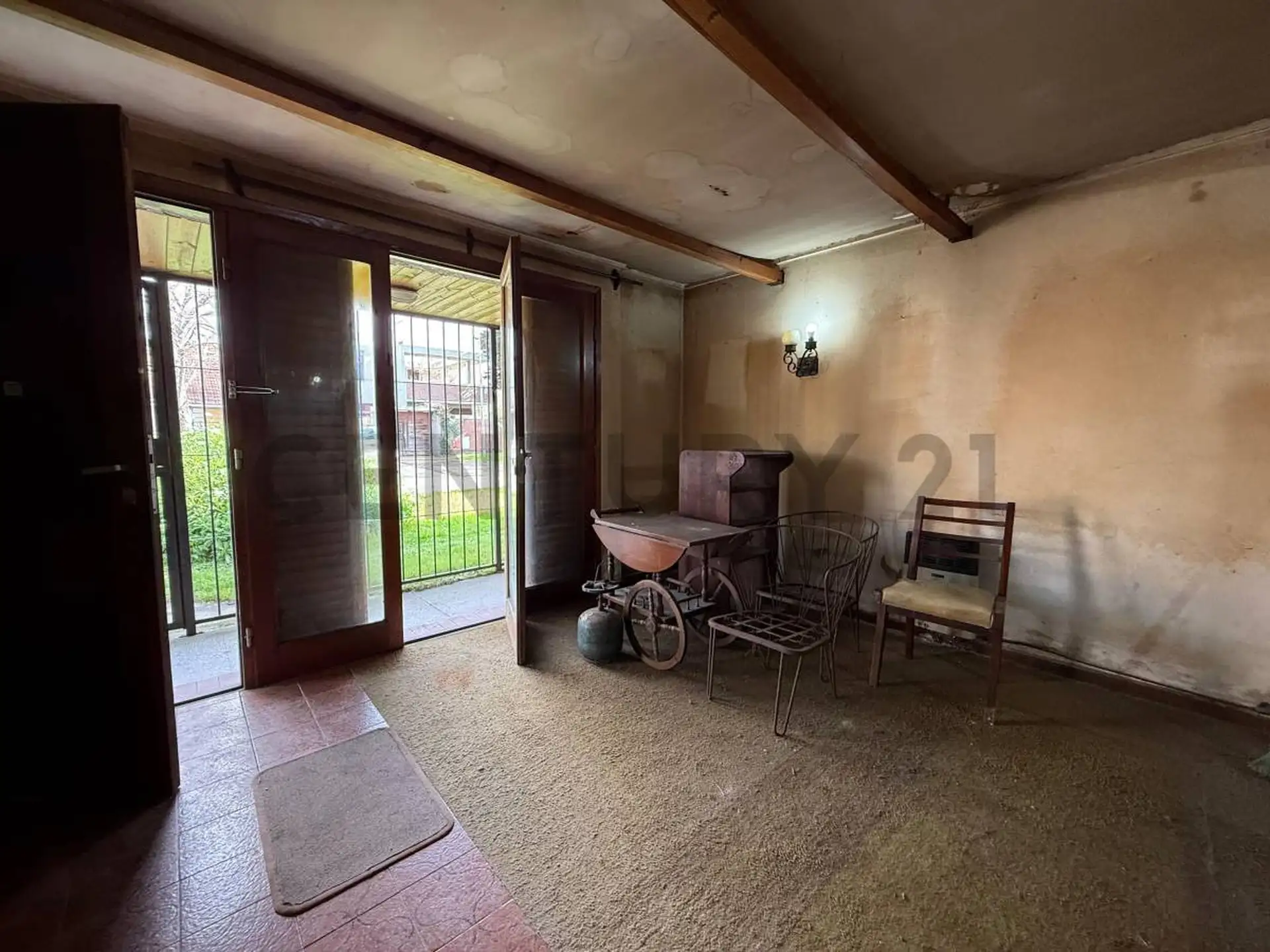 Casa 3 ambientes a reciclar con parque y cochera para dos autos – Caisamar