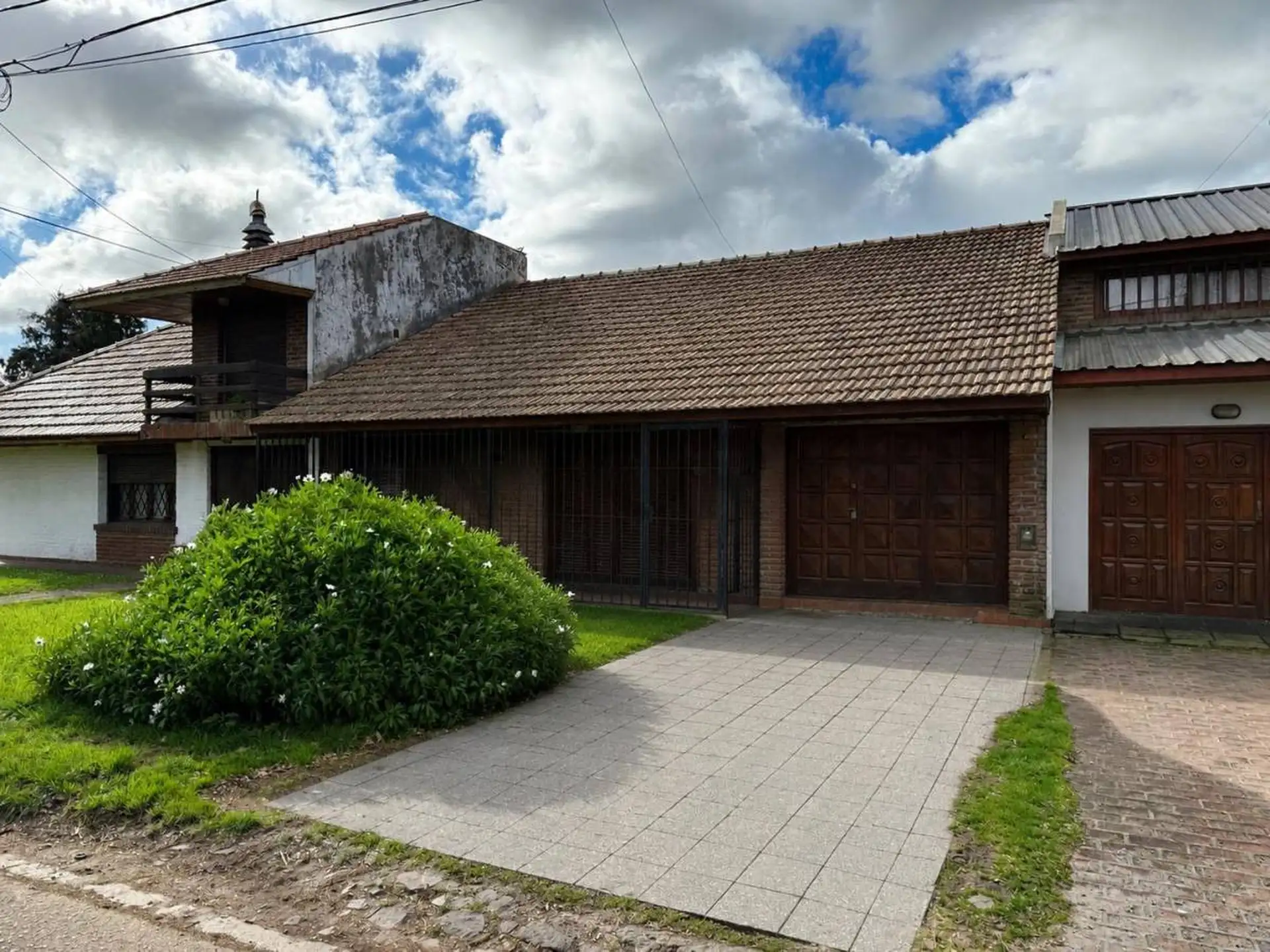 Casa 3 ambientes a reciclar con parque y cochera para dos autos – Caisamar