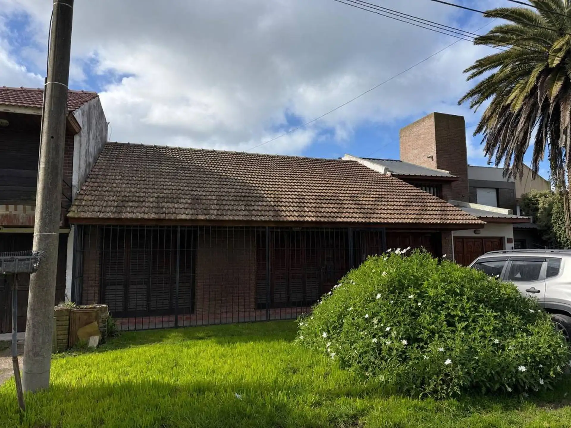 Casa 3 ambientes a reciclar con parque y cochera para dos autos – Caisamar