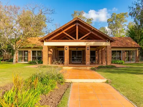 Casa en Venta con 3 cocheras