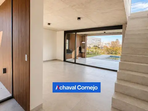 Casa en Alquiler con 3 cocheras
