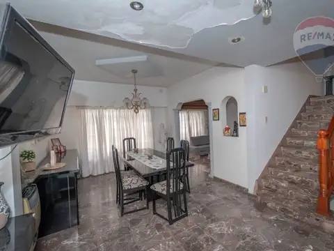 Casa 8 ambientes con 2 baños