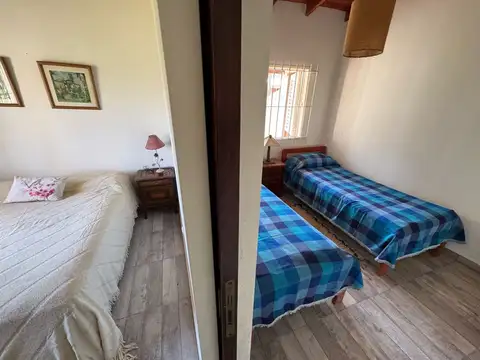 Casa en Los Pioneros de dos lotes con quincho