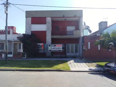Casa en venta de  2 Plantas con Jardin, Quincho, Garage, Balcon y Terraza - Banfield