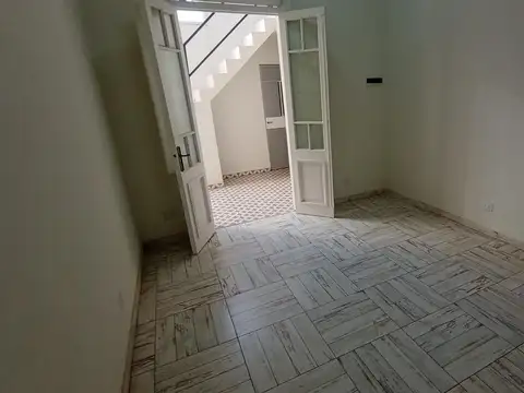 Departamento tipo PH de 2 ambientes con patio en P.B.