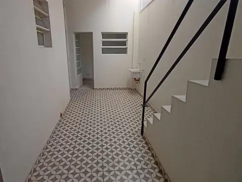 Departamento tipo PH de 2 ambientes con patio en P.B.