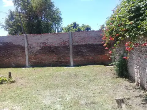 VENTA CASA 2 DORM COCHERA Y PATIO ZONA GORRITI