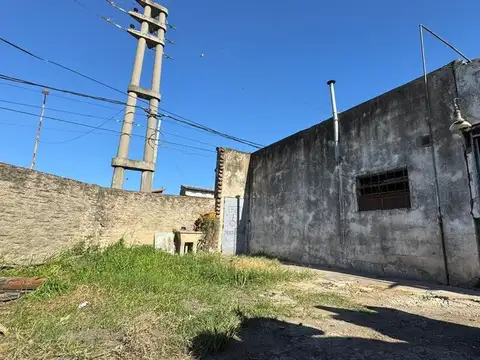 Lote en venta, con casa a reciclar  Castelar Morón