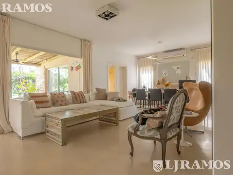 Casa con 3 dormitorios, escritorio y playroom   en venta en Santa Barbara