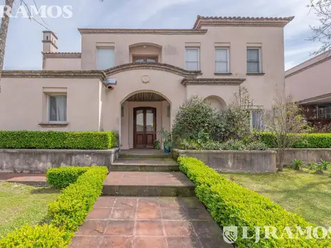 Casa con 3 dormitorios, escritorio y playroom   en venta en Santa Barbara