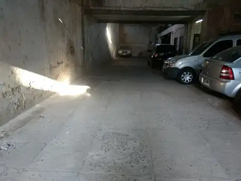 Amplio galpón y casa en frente. Juan Manuel de Rosas 3100