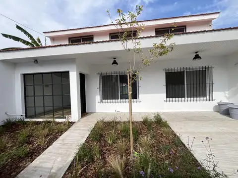Venta Casa en La Merced con jardín, pileta y quincho