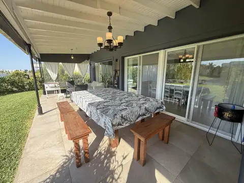 Casa 5 ambientes con 4 baños