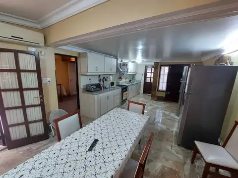 Casa 6 ambientes con 2 baños