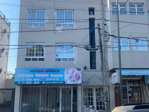 DEPARTAMENTO 2 AMBIENTES 1º PISO AL FRENTE (POR ESCALERA)