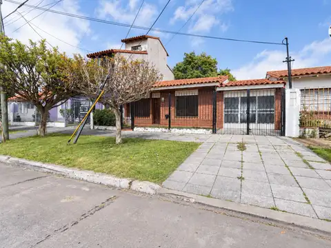 CASA EN VENTA 3 AMBIENTES BANFIELD 